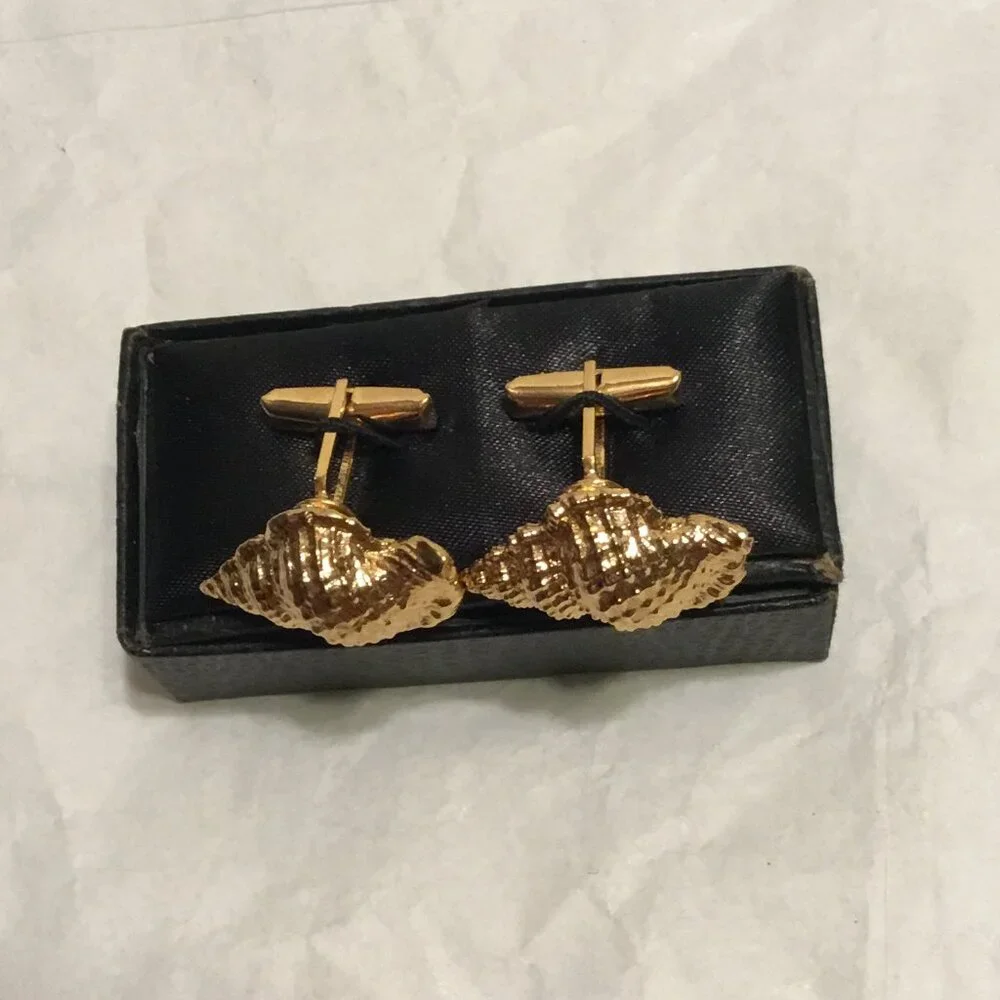 Vintage and exquisite pair of gold tone seashell shaped cufflinks w/ box